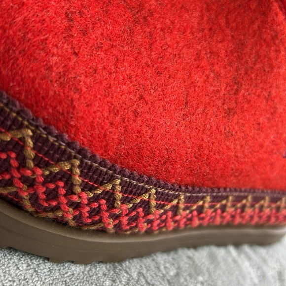 NWOB UGG Refelt Tasman Slip On Shoes Slippers #1130872 Red Size EU37 US6 - Picture 7 of 10